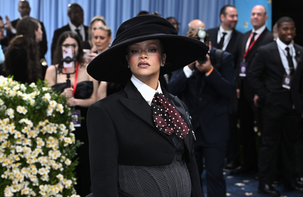 Rihanna si presenta col pancione al Met Gala 2025: foto