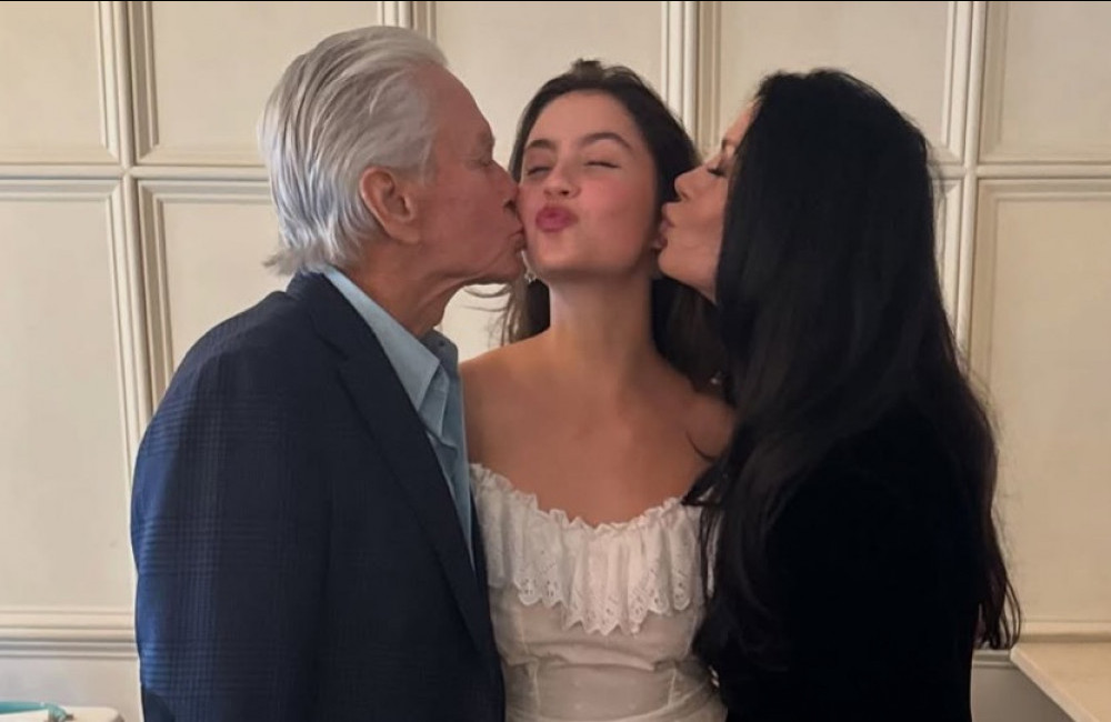 La figlia di Catherine Zeta-Jones e Michael Douglas si è laureata: le celebrazioni