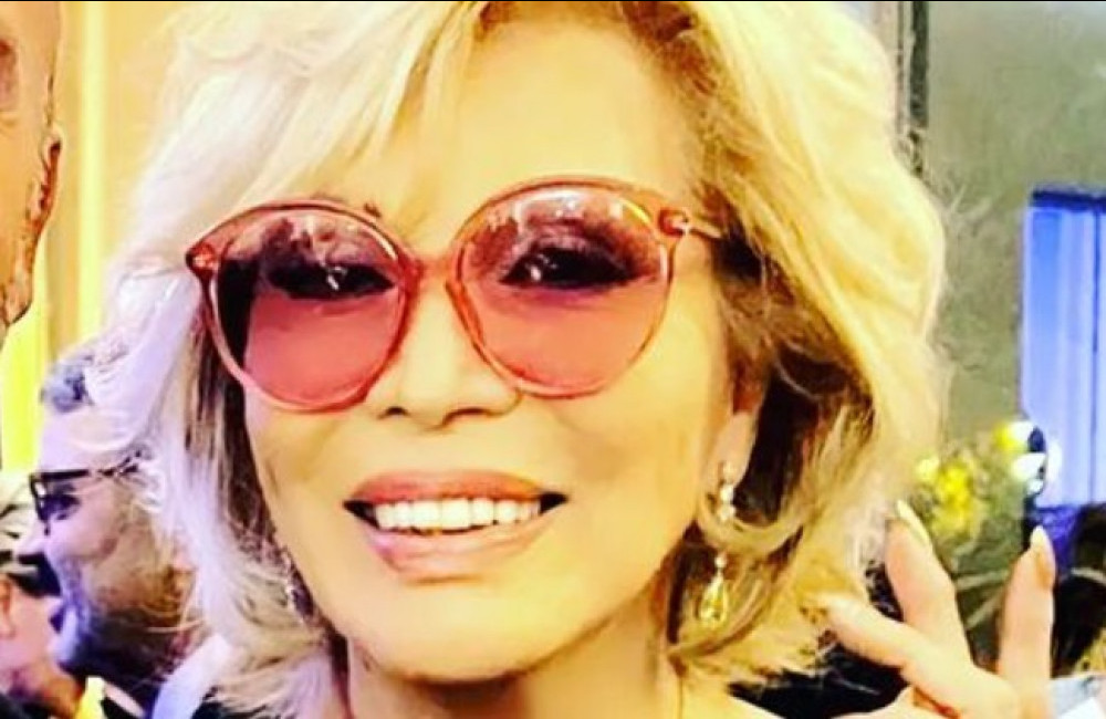 ‘Sono un po’ ingrassata, ho le rughe’: Amanda Lear prende la vita con filosofia
