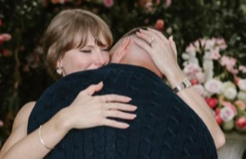 Taylor Swift e Travis Kelce annunciano il fidanzamento