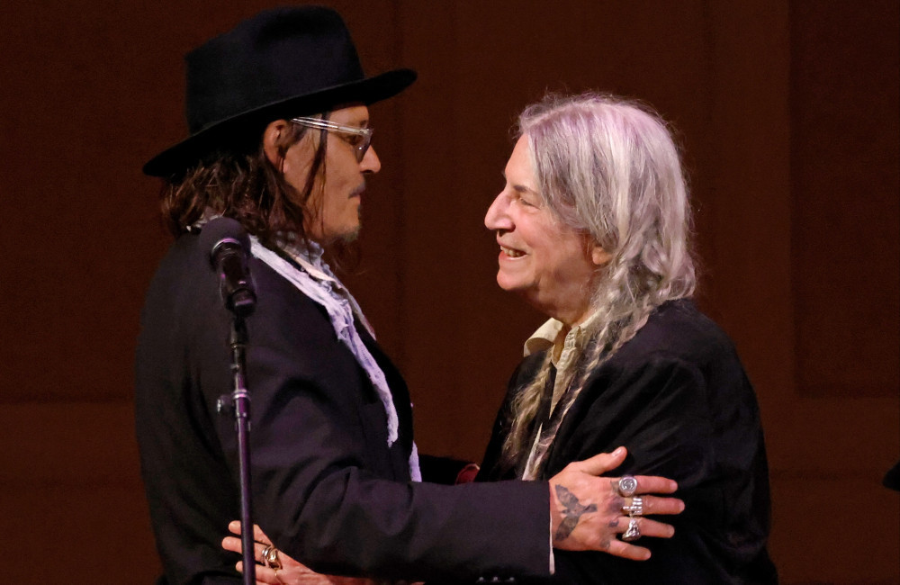 Johnny Depp si unisce a Patti Smith sul palco del concerto al London Palladium