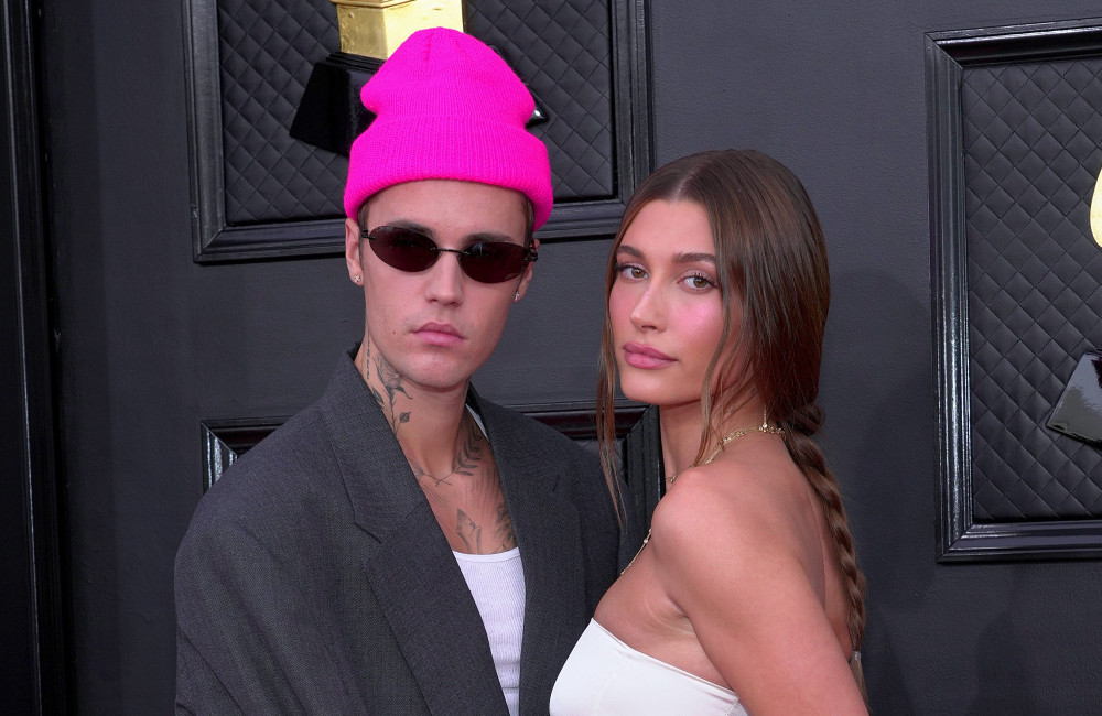Hailey Bieber testa i prodotti Rhode su Justin Bieber