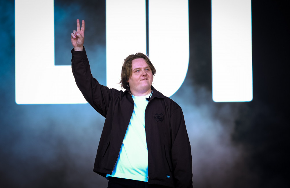 Lewis Capaldi si offre di fornire il pesce per il matrimonio di Taylor Swift