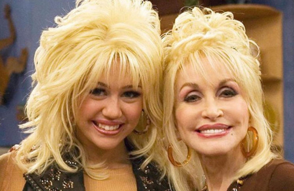 Miley Cyrus dà un aggiornamento sulla madrina Dolly Parton riguardo ai “problemi di salute”
