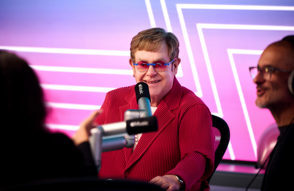 Elton John prende in giro i commenti sulla cucina “sporca”