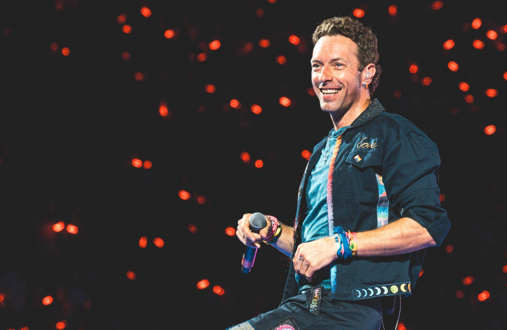 Chris Martin sconvolge una coppia di sposi con un’esibizione a sorpresa