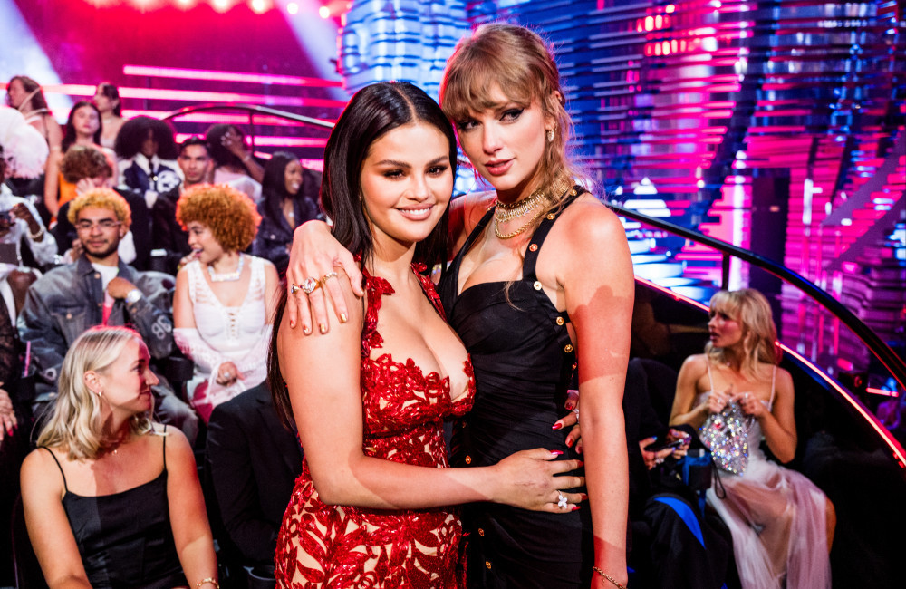Selena Gomez racconta lo speciale regalo di compleanno ricevuto da Taylor Swift