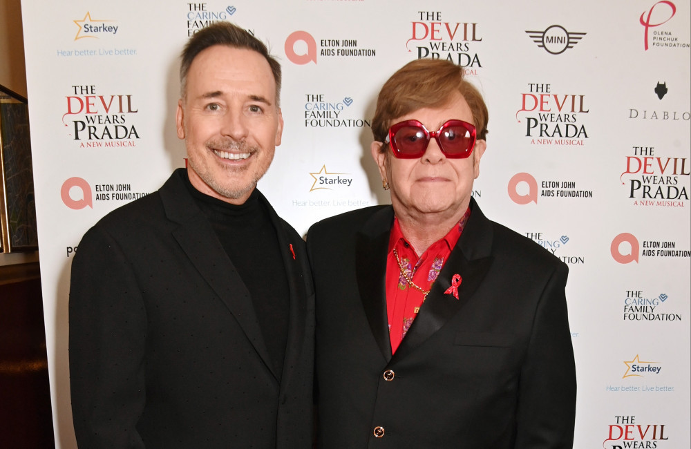 David Furnish fornisce aggiornamenti sulla salute di Elton John mentre ‘continua a combattere’
