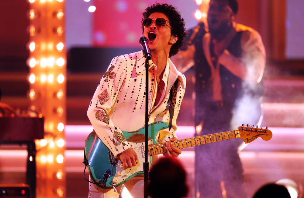 Bruno Mars nega di aver lanciato frecciatine a Taylor Swift