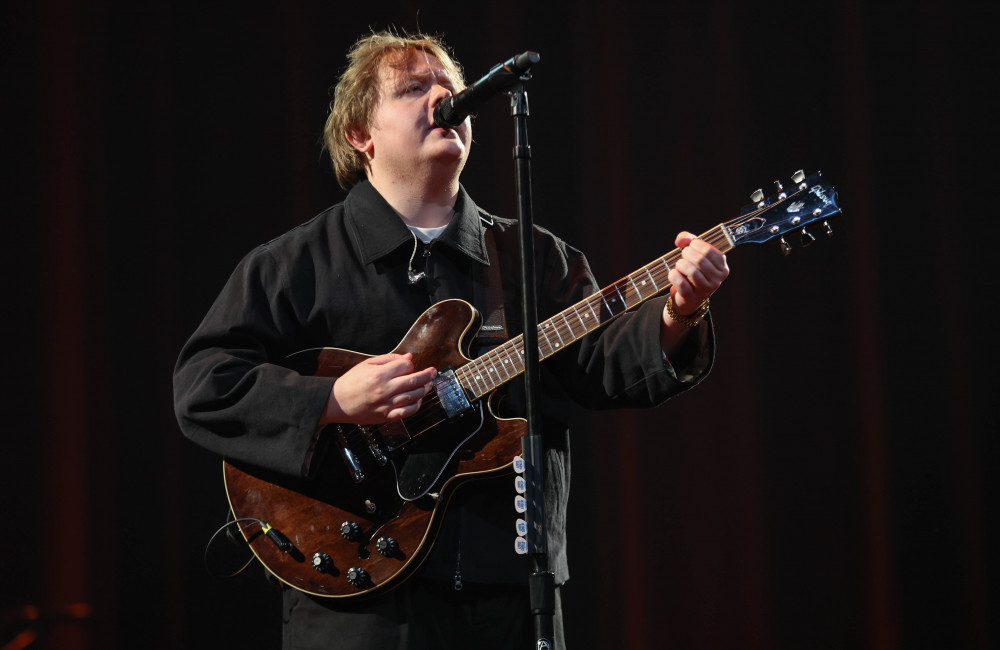 Lewis Capaldi scherza sull’essere scambiato per Lewis Hamilton