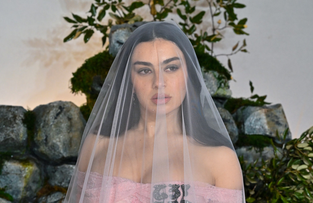 Charli XCX indossa i suoi abiti da sposa ‘tutto il tempo’