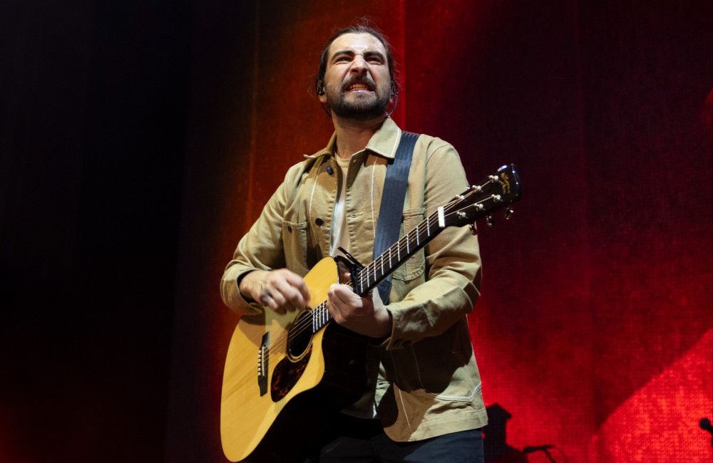 Noah Kahan entra in ‘modalità Hannah Montana’ quando non lavora