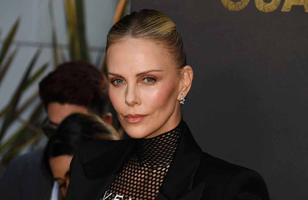 Charlize Theron condivide la sua unica regola per le future relazioni