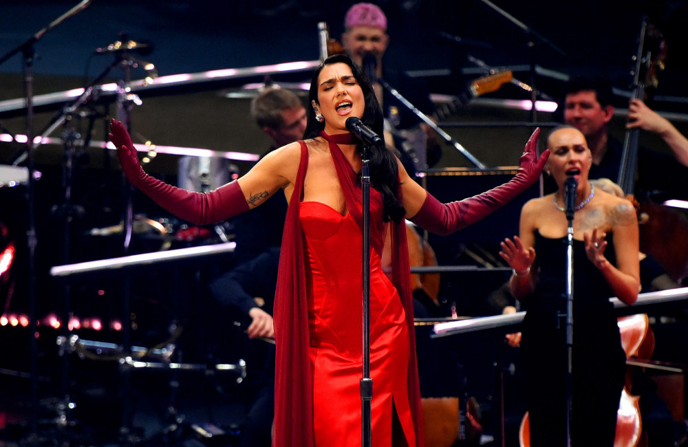 Dua Lipa fa causa a Samsung per 15 milioni di dollari