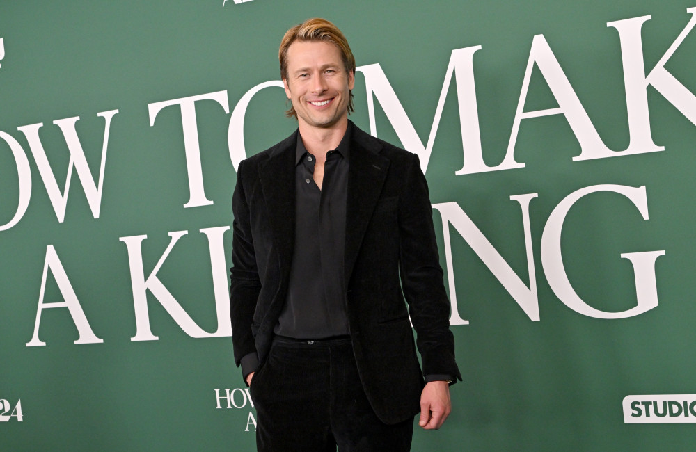 Glen Powell ricorda uno strano incontro con una fan che mangia foto del suo volto