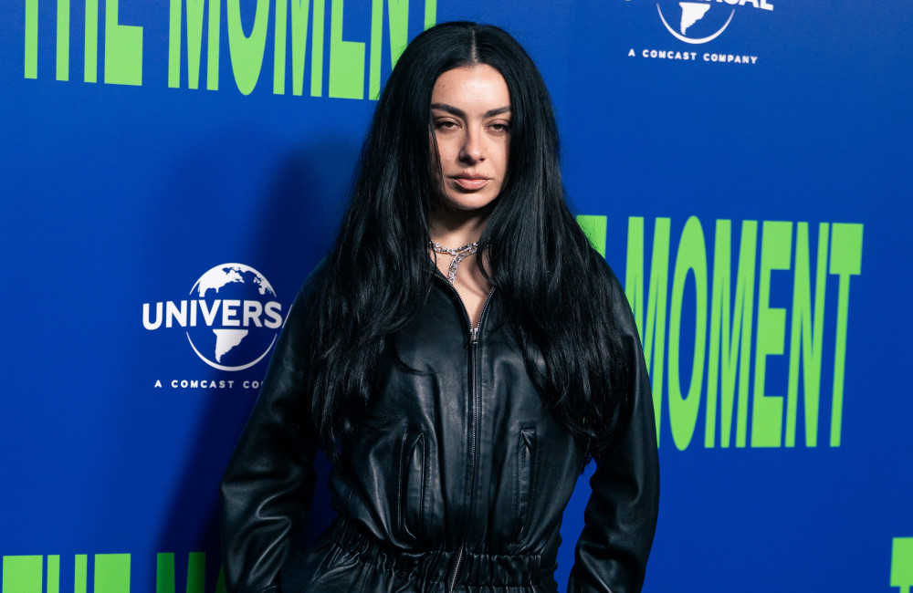 Charli XCX evita i social media per proteggere la sua salute mentale