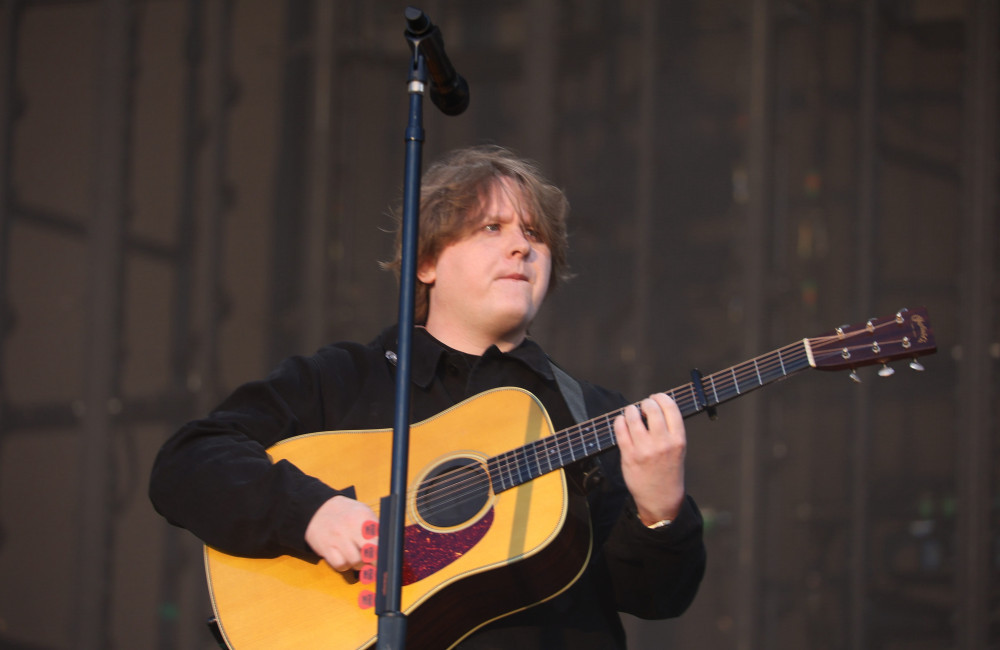 Lewis Capaldi si commuove e fa una sincera confessione durante il concerto al BST Hyde Park