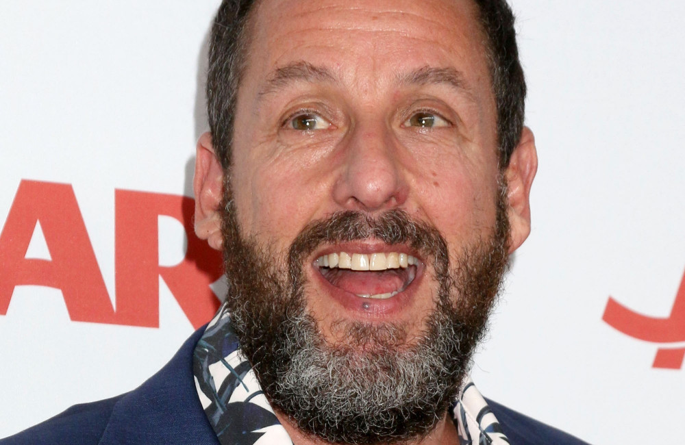 Il ruolo di Adam Sandler nel matrimonio di Taylor Swift difeso da una sua co-star