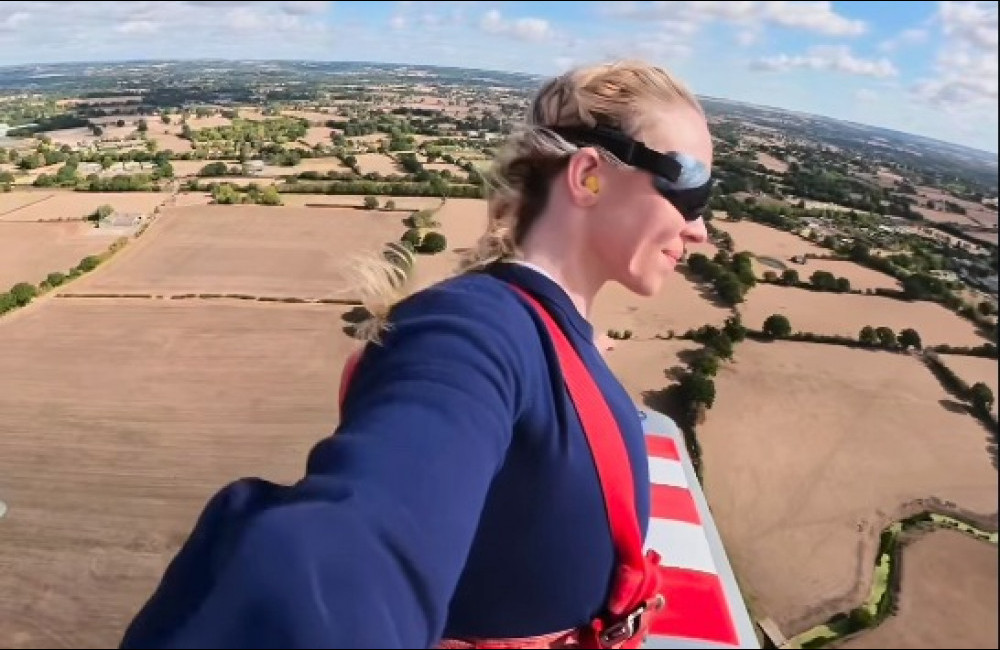 Sydney Sweeney lancia una sfida a Tom Cruise dopo un'acrobazia su un'ala di un aereo