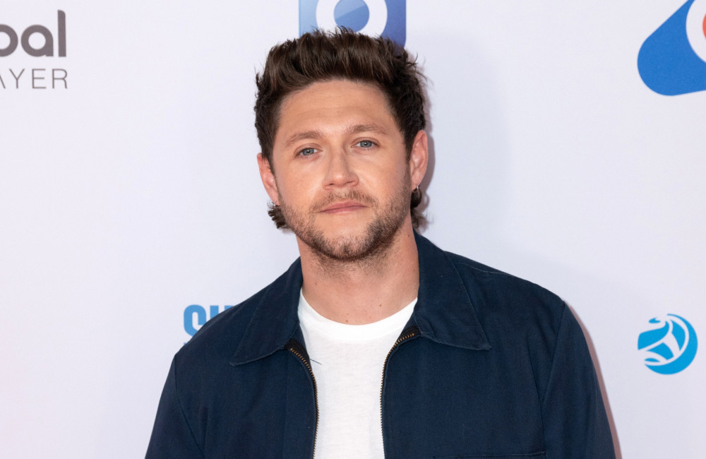 Niall Horan riproduce una registrazione della voce di Liam Payne durante la prima serata del tour