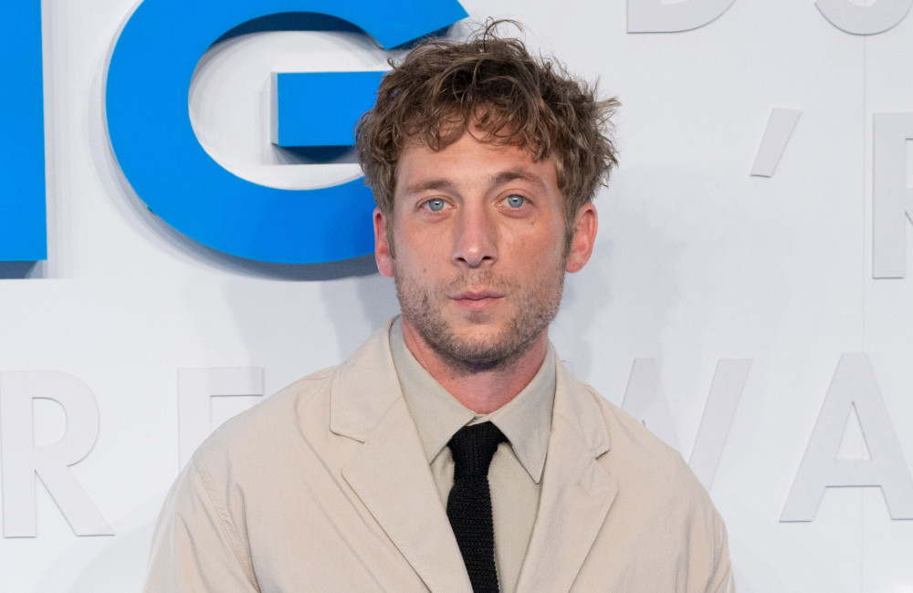 Jeremy Allen White mantiene una ‘sana distanza’ dai social media